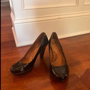 Black Shiny Round Heel